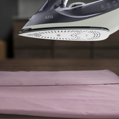 AEG AEG Dampfbugeleisen SI6-1-2MN, 2400 W, Anti-Kalk System, Restwarmeanzeige, 160 g Dampfstoss  Паровой утюг AEG СИ6-1-2МН, 2400 Вт, система защиты от накипи, индикатор остаточного тепла, паровой удар 160 г.