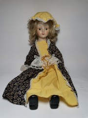 German Doll, Немецкая винтажная кукла блондинка в черно-желтом платье и в желтой шапочке, фарфор, 45см, 1980-1985гг.