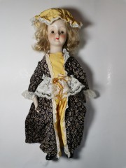 German Doll, Немецкая винтажная кукла блондинка в черно-желтом платье и в желтой шапочке, фарфор, 45см, 1980-1985гг.