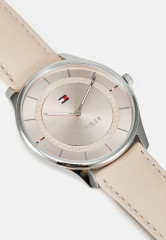 Tommy Hilfiger CASE BLUSH DIAL WITH ACCENTS STRAP Watch pink КОРПУС КРАСНЫЙ ЦИФЕРБЛАТ С РЕМЕШКОМ С АКЦЕНТАМИ Часы розовый