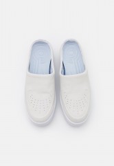 Nike Sportswear W AF1 LOVER XX Pantolette flach off white/light silver W AF1 LOVER XX Мюли на плоской подошве не совсем белый/светло-серебристый