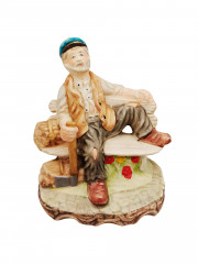 Статуэтка винтажная большая Capodimonte "Дровосек с топором на лавочке", фарфор, 21 х 20.5 см, Италия, 1960-70гг.