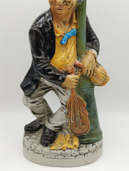 Винтажная коньячная бутылка "Пьяный музыкант у фонаря", ручная роспись, бисквитный фарфор, 29 см, Италия, 1971 год.