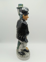 Винтажная коньячная бутылка "Пьяный музыкант у фонаря", ручная роспись, бисквитный фарфор, 29 см, Италия, 1971 год.