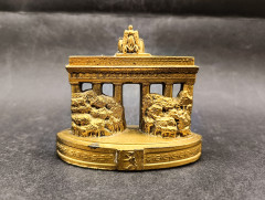 Статуэтки сувенирные винтажные, посвященные достопримечательностям Берлина, "Бранденбургские ворота", "Берлинский кафедральный собор", 2 шт., 8.5, 10.5 см, Германия, 1980-90гг.