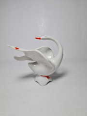 ARPO Curtea de Arges Фарфоровая фигурка "Лебедь с оранжевым клювом", 10,5см x 11см, Румыния, 1960-70гг.