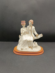 Статуэтка винтажная "Влюбленная пара с двумя кроликами", фарфор / дерево, 14 х 15 см, Италия, 1960-70гг.