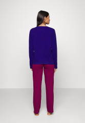 Tommy Hilfiger TEE AND PANT PYJAMA SET Pyjama set lazurite/baseball stripes ПИЖАМНЫЙ КОМПЛЕКТ С ФУТБОЛКОЙ И БРЮКАМИ Пижамный комплект лазурит/бейсбольные полосы