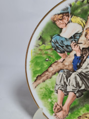Тарелка декоративная винтажная Crown Bavaria / коллекция "Приключения Тома Сойера" (Норман Рокуэлл) "Первая сигарета" / диз. Дейв Гроссман, фарфор, 19.5 см, Германия, 1977 год