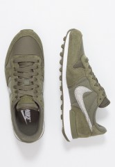 Nike Sportswear INTERNATIONALIST Sneaker low med olive/white INTERNATIONALIST Низкие кроссовки женские средний оливковый/белый
