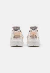 Nike Sportswear AIR HUARACHE Sneaker low sail/light bone/fossil stone/summit white AIR HUARACHE Низкие кроссовки женские парус/светлая кость/ископаемый камень/белая вершина