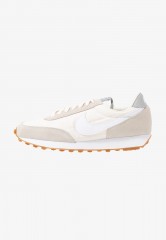 Nike Sportswear DAYBREAK Sneaker low summit white/white/pale ivory/light smoke grey/med brown DAYBREAK Низкие кроссовки женские вершина белый/белый/светлая слоновая кость/светло-серый дым/средне-коричневый