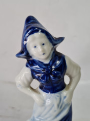 Статуэтка винтажная "Дама в чепчике", сине-белый фарфор, 14,5 x 6 см, Германия, 1960-1970гг.