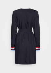 Tommy Hilfiger STRIPE KNEE HENLEY DRESS Shirt dress desert sky ПЛАТЬЕ HENLEY В ПОЛОСКУ Платье-рубашка небо пустыни