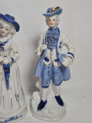 Две статуэтки винтажные "Кавалер в сюртуке и шляпе" и "Дама в шляпе с зонтом", фарфор, Китай, 1970-80гг.