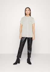 Tommy Hilfiger GROWN ON SLEEVE Button-down blouse ecru GROWN ON SLEEVE Блузка на пуговицах экрю