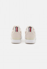 Tommy Hilfiger ESSENTIAL RUNNER Trainers feather white ESSENTIAL RUNNER — Кроссовки перо белое