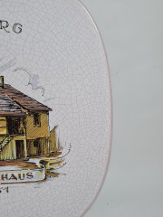 Тарелка декоративная винтажная Karlsruhe / Majolika с кракелюром "Spielberg Das Alte Rathaus 1748 -1951", керамика, 30 см, Германия, 1960-70гг.