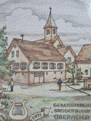 Тарелка декоративная винтажная Karlsruhe / Majolika с кракелюром "Sangerbund 75 лет", ручная роспись, керамика, 30 см, Германия, 1988 г.