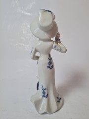 Винтажная фарфоровая статуэтка с позолотой "Леди в бело-сине платье с зонтиком", 17см x 6см, Германия, 1960-70гг.