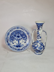 Набор винтажный Delft: ваза в форме амфоры и тарелка, фарфор, 22,5 x 10 см, 18,5 x 2 см, Нидерланды, 1960-70гг.